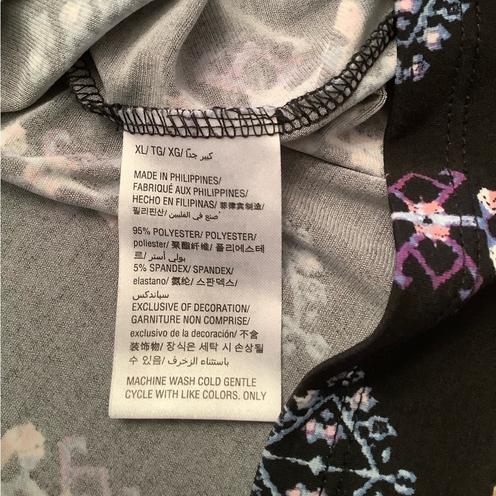 XL STYLE & CO BELL SLEEVE TOP, PRETTY PRINT ON BLACK BACKGROUND - Picture 6 of 6